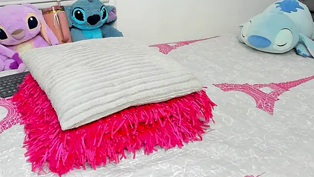 Elizabeth 18  online show from 11/25/25, 03:18