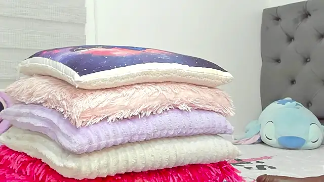 Elizabeth 18  online show from 04/07/26, 03:30