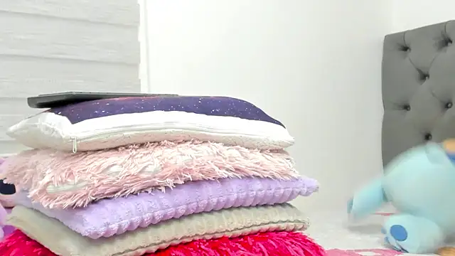 Elizabeth 18  online show from 03/25/26, 03:17