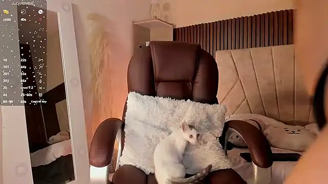 Snapshot of _Niah_ chatting on 03/18/25, 01:35 Niah online show from 03/18/25, 01:35