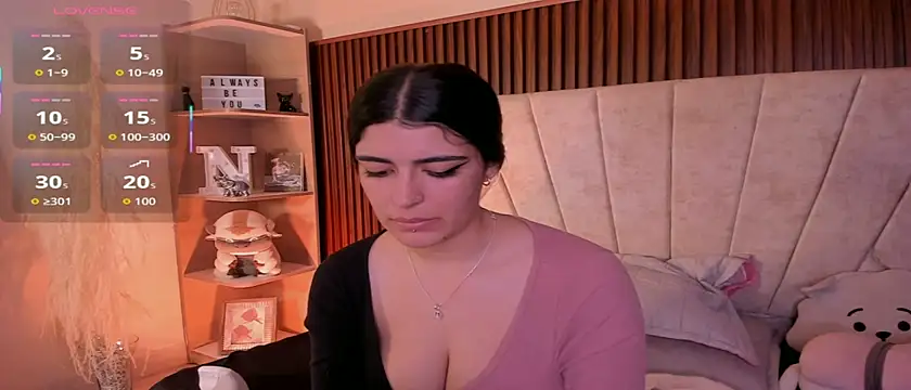 Snapshot of _Niah_ chatting on 10/21/25, 08:08 Niah online show from 10/21/25, 08:08