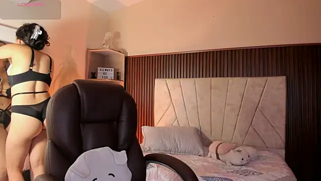 Snapshot of _Niah_ chatting on 11/18/25, 08:34 Niah online show from 11/18/25, 08:34