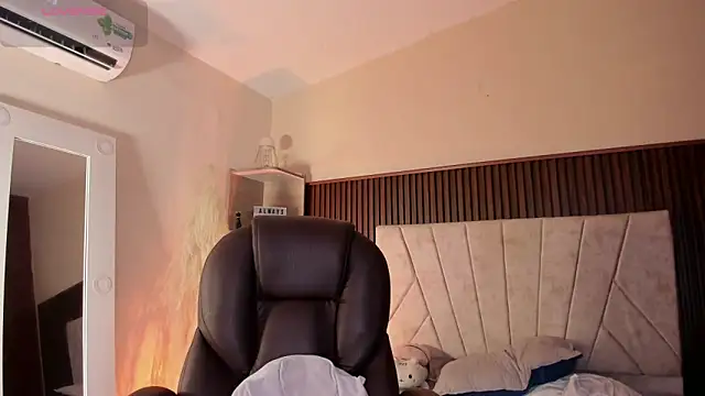 Snapshot of _Niah_ chatting on 09/15/25, 08:42 Niah online show from 09/15/25, 08:42