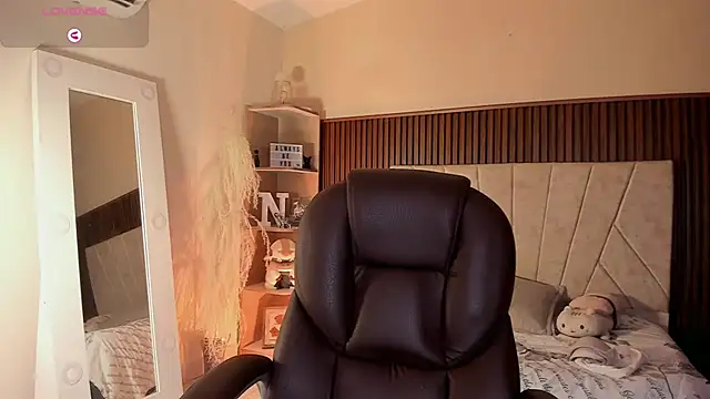 Snapshot of _Niah_ chatting on 10/08/25, 08:09 Niah online show from 10/08/25, 08:09