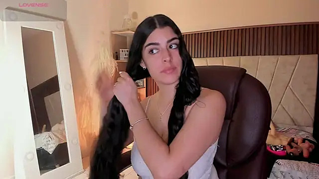 Snapshot of _Niah_ chatting on 10/13/25, 08:43 Niah online show from 10/13/25, 08:43