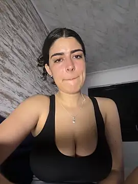 Snapshot of _Niah_ chatting on 10/04/25, 01:07 Niah online show from 10/04/25, 01:07