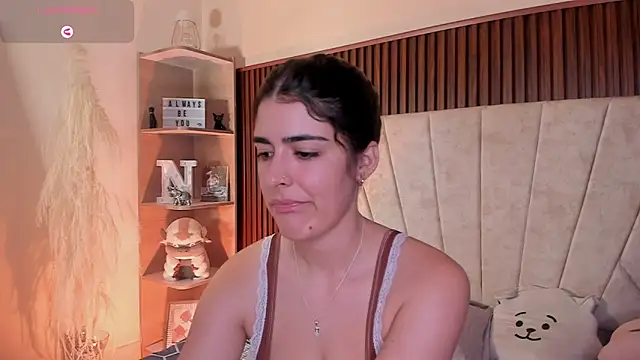 Snapshot of _Niah_ chatting on 10/19/25, 08:55 Niah online show from 10/19/25, 08:55