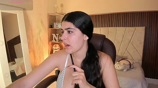 Snapshot of _Niah_ chatting on 12/16/25, 07:40 Niah online show from 12/16/25, 07:40