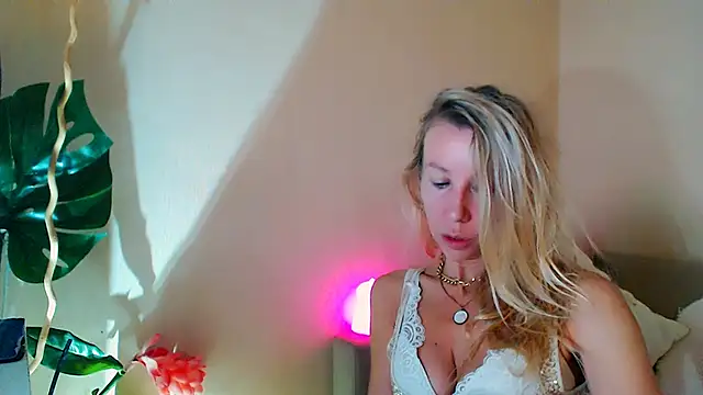 Snapshot of OLIVIA_CANDY chatting on 10/18/25, 04:47 OLIVIA CANDY online show from 10/18/25, 04:47