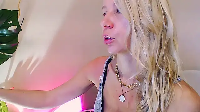 OLIVIA CANDY online show from 06/01/26, 05:07