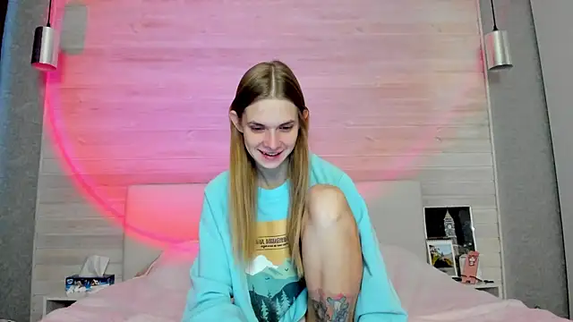 molly hunt  online show from 12/05/25, 05:17