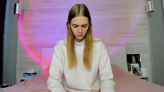 molly hunt  online show from 11/18/25, 03:54