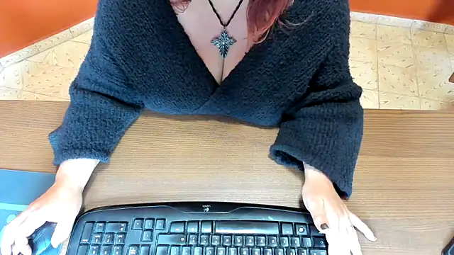 NikkiHolland online show from 04/08/26, 08:05