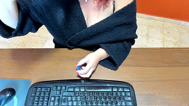 NikkiHolland online show from 11/05/25, 08:28