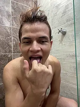 Leon Wild online show from 04/07/26, 02:19