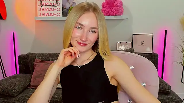 Snapshot of bella__rose chatting on 02/25/25, 07:27 bella rose online show from 02/25/25, 07:27
