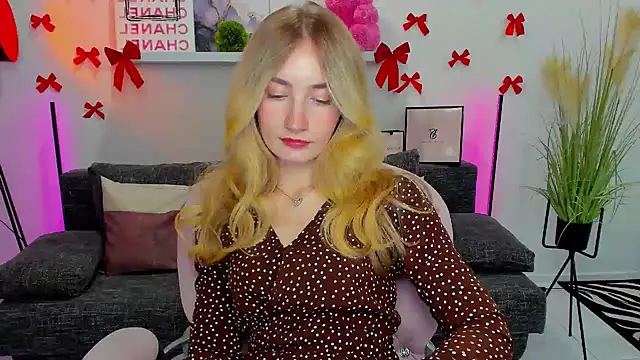 Snapshot of bella__rose chatting on 02/18/25, 04:14 bella rose online show from 02/18/25, 04:14