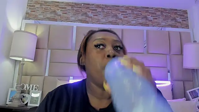 ShaniaBrownn online show from 09/20/25, 07:41