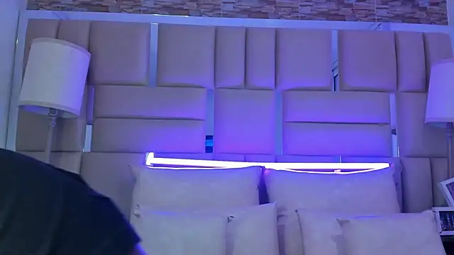 ShaniaBrownn online show from 10/28/25, 07:46