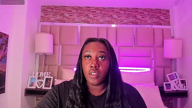 ShaniaBrownn online show from 12/18/25, 08:23