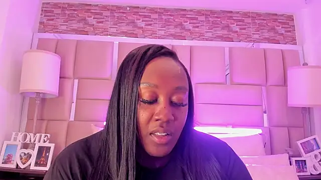 ShaniaBrownn online show from 01/06/26, 07:40