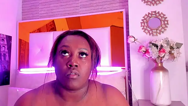 ShaniaBrownn online show from 10/07/25, 07:59