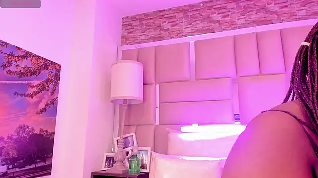ShaniaBrownn online show from 05/25/26, 07:45