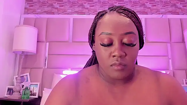 ShaniaBrownn online show from 05/06/26, 07:40