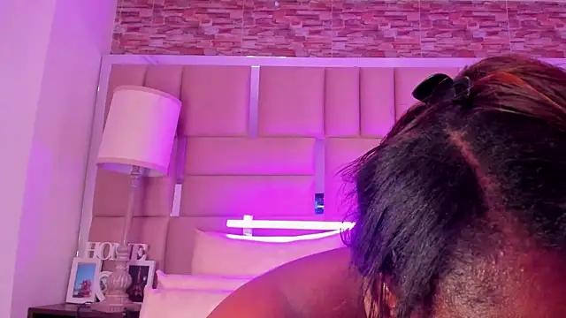 ShaniaBrownn online show from 10/22/25, 07:46