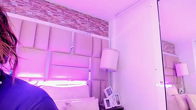 ShaniaBrownn online show from 10/18/25, 06:21