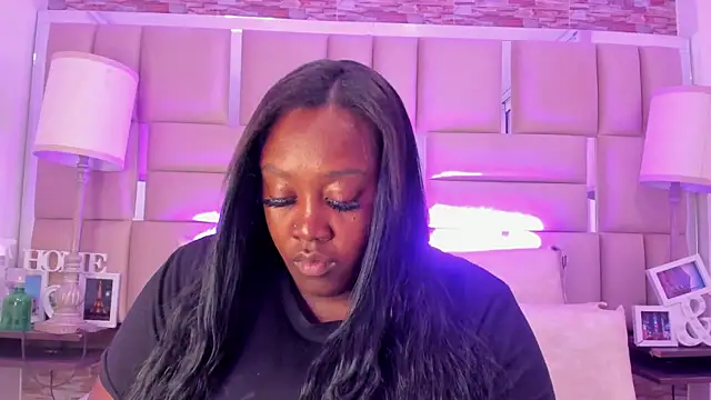 ShaniaBrownn online show from 11/11/25, 07:41