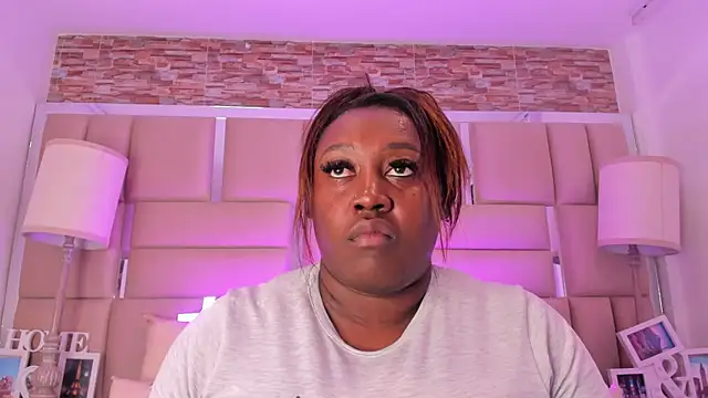ShaniaBrownn online show from 10/01/25, 07:51