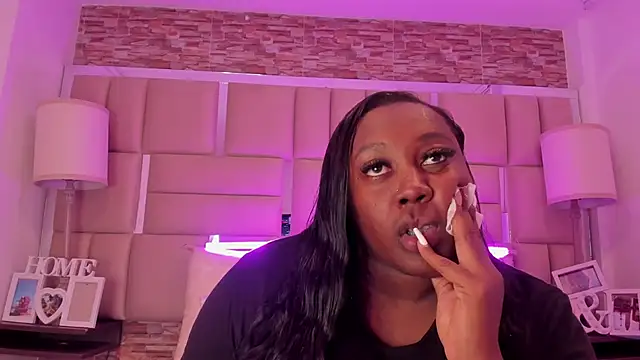 ShaniaBrownn online show from 02/03/26, 08:03