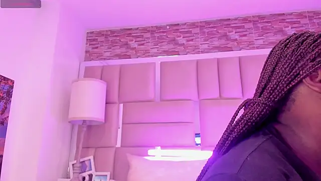 ShaniaBrownn online show from 04/29/26, 07:53
