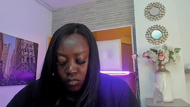 ShaniaBrownn online show from 11/04/25, 08:01