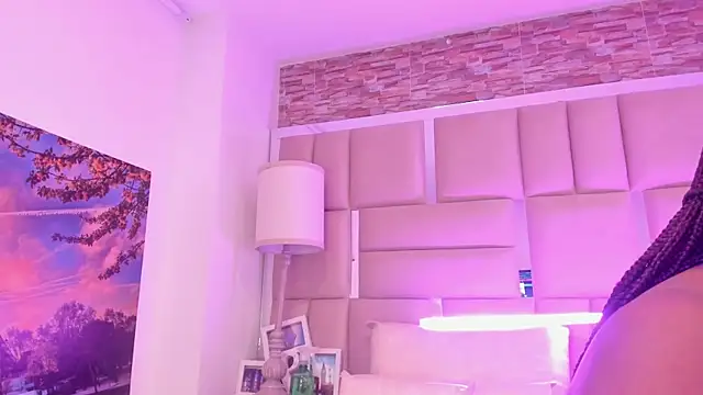 ShaniaBrownn online show from 05/14/26, 07:44