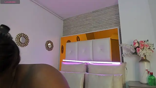 ShaniaBrownn online show from 03/06/25, 07:54