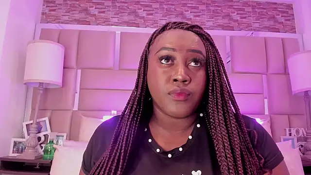 ShaniaBrownn online show from 03/31/26, 07:49