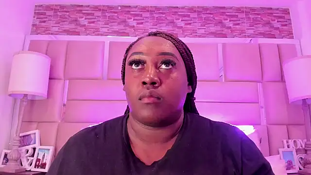 ShaniaBrownn online show from 04/23/26, 07:37