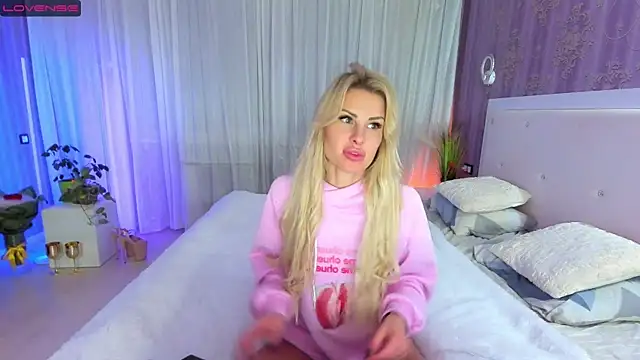 Snapshot of MirandaQueen chatting on 01/04/25, 04:44 MirandaQueen online show from 01/04/25, 04:44