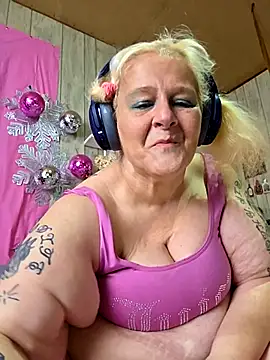 Snapshot of DavisDesires chatting on 02/10/26, 06:29 DavisDesires online show from 02/10/26, 06:29