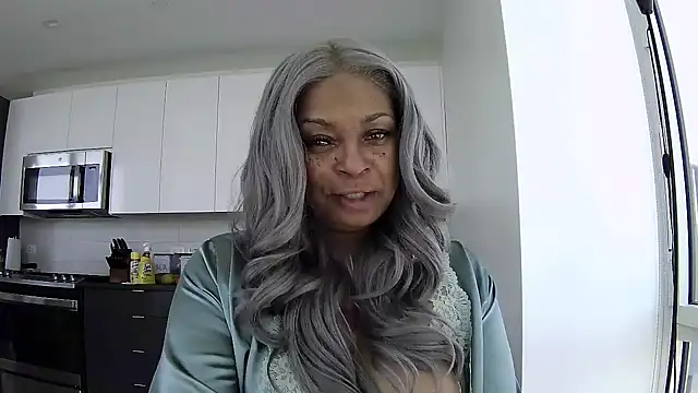 Snapshot of MSweetLindaParks chatting on 05/19/26, 03:41 MSweetLindaParks online show from 05/19/26, 03:41