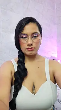 LauraRuiz1 online show from 05/27/26, 01:57