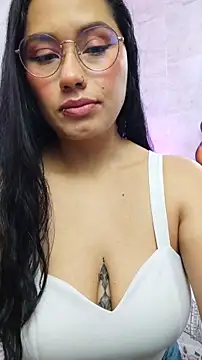 LauraRuiz1 online show from 05/27/26, 01:04