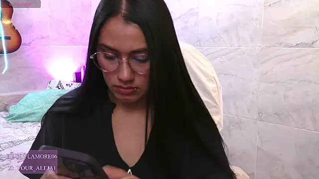 LauraRuiz1 online show from 06/02/26, 01:05