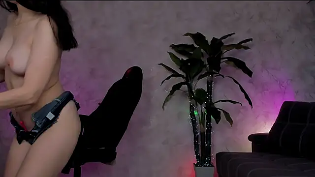 Snapshot of Emma7 chatting on 05/18/26, 04:07 Emma7 online show from 05/18/26, 04:07