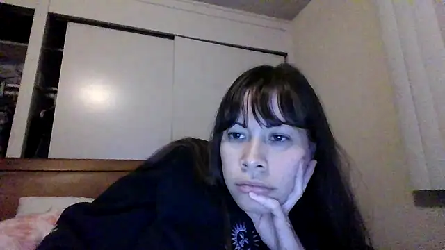 Snapshot of petitedoll29 chatting on 12/19/24, 06:12 petitedoll29 online show from 12/19/24, 06:12