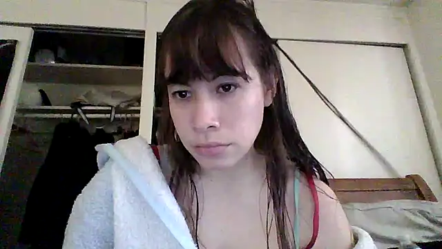 Snapshot of petitedoll29 chatting on 12/20/24, 10:00 petitedoll29 online show from 12/20/24, 10:00