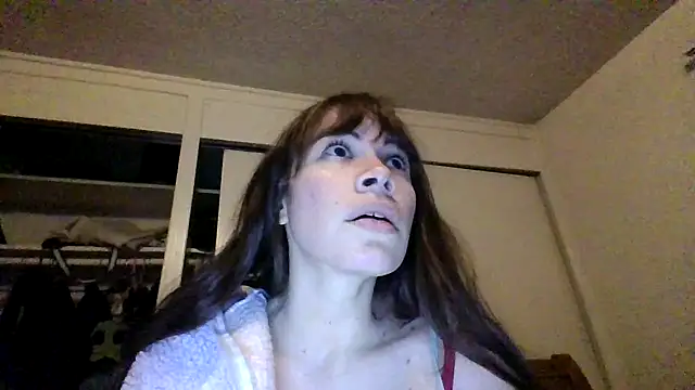 Snapshot of petitedoll29 chatting on 12/21/24, 01:26 petitedoll29 online show from 12/21/24, 01:26