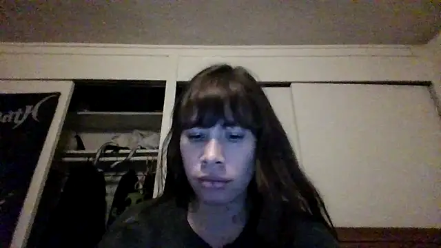 Snapshot of petitedoll29 chatting on 12/25/24, 04:33 petitedoll29 online show from 12/25/24, 04:33